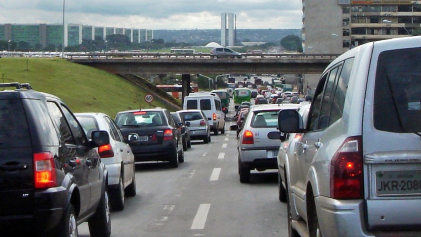 Carros parados em uma das principais vias de Brasília